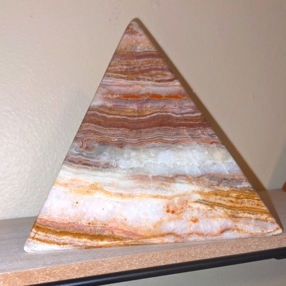 Banded Onyx Pyramid From Iran 5.75" Tall & Over 2 lbs​ - Picture 8 of 15